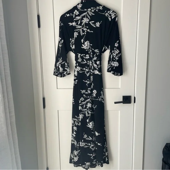 Black & White Floral Robe | Medium - Picture 13 of 16
